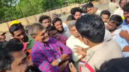 జమ్మలమడుగు: యర్రగుంట్ల : తమ సమస్యల పరిష్కారం కోసం కార్మికుల ధర్నా..... కార్మికుల మధ్య వాగ్వాదం
