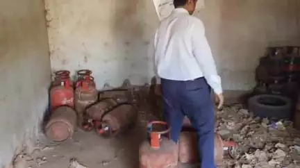 થાનગઢ: થાનગઢમાં LPG ગેસ સિલિન્ડરનું બોગસ ગોડાઉન ઝડપાયું.