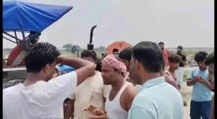 কলগাছিয়া: শওপুৰৰ কৰাৰকুৰত অবৈধ বালি খনন কৰা ট্ৰেক্টৰ আটক কৰে ৰাইজে