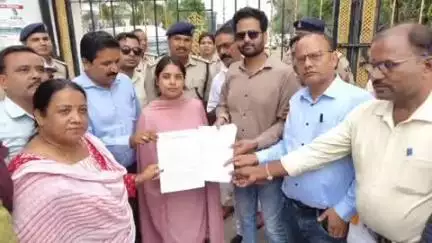 सूरजपुर: शिक्षक युक्तियुक्तकरण में गड़बड़ी का आरोप, सैकड़ों शिक्षकों की रैली, जिला शिक्षा अधिकारी पर कार्रवाई की मांग

सूरजपुर मं