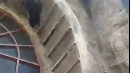 सोयगाव: अजिंठा लेणीतील मधमाशीचे पोळ काढण्यासाठी पुण्याचे पथक अजिंठा लेणी येथे दाखल