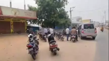 మోత్కూర్: మండల కేంద్రంలో చిలికి చిలికి గాలి వానగా మారిన వైన్స్ మామూళ్ల పంచాయితీ, వైన్స్ కు తాళం వేసిన కాంగ్రెస్ నాయకులు