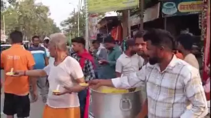 घोसी: बड़े मंगलवार पर बस स्टेशन स्थित हनुमान मंदिर में भव्य प्रसाद वितरण, हज़ारों श्रद्धालुओं ने लिया प्रसाद।