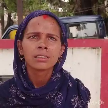 ऊंचाहार: गणेशगंज मजरे इटौरा बुजुर्ग की महिला ने दरोगा की सह पर लूटपाट व उत्पात मचाने का लगाया आरोप, दी तहरीर