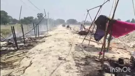 परसा: पटराही में भीषण आग, दर्जन भर घर जलकर खाक, लाखों की संपत्ति नष्ट