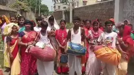 महेशपुर: महेशपुर-दत्तापाड़ा में महिला कीर्तन मंडली द्वारा धुलोट कार्यक्रम का आयोजन, कीर्तन भजन से भक्तिमय हुआ वातावरण