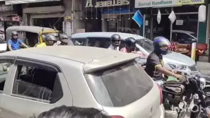 सोलन: शहर के सपरून में दो गाड़ियों के बीच टक्कर का मामला सामने आया, कुछ देर के लिए लगा जाम, पुलिस कर रही जांच