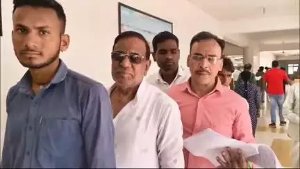 रतलाम नगर: राजनीति के चलते सुनवाई नहीं, पुत्र ने पिता के फर्जी हस्ताक्षर से लिया लोन, माता-पिता जनसुनवाई में न्याय की आस लिए पहुंचे