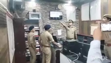 धामपुर: धामपुर थाने का डीआईजी मुरादाबाद ने किया निरीक्षण, महिला हेल्पडेस्क आदि का निरीक्षण कर दिए आवश्यक दिशा-निर्देश