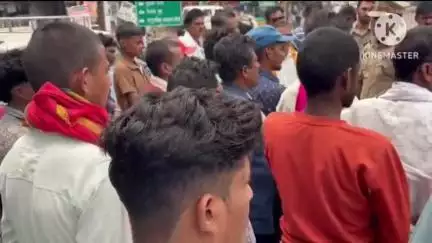 छुईखदान में KCG यातायात पुलिस ने जनजागरुकता कार्यक्रम का आयोजन किया, लोगों को हेलमेट के उपयोग सहित विभिन्न जानकारी दी