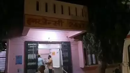 बांगरमऊ: बांगरमऊ के बेहटा मुजावर मे तेज रफ्तार का कहर, ट्रक ने बाइक सवार को मारी टक्कर हादसे में तीन लोग गंभीर, अस्पताल मे भर्ती।