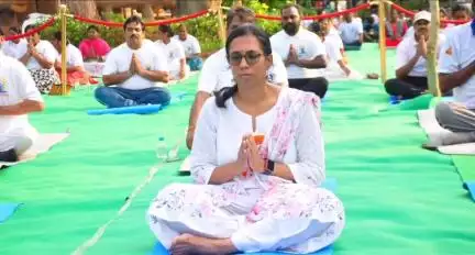 మంగళగిరి: మంగళగిరి లోని  ఎకో పార్క్ ఆవరణలో నిర్వహించిన యోగాంధ్ర -2025 కార్యక్రమంలో పాల్గొన్న జిల్లా కలెక్టర్‌ ఎస్.నాగలక్ష్మి