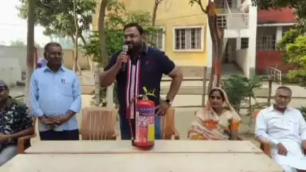 सोनबरसा: इंदरवा में ओमान के मस्कट स्थित HSFE के कंट्री हेड ने अग्नि सुरक्षा को लेकर किया जागरूक