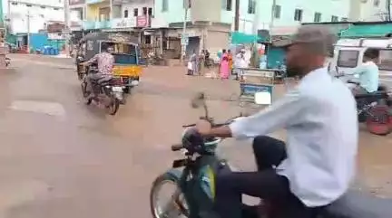 నారాయణ్​ఖేడ్: పబ్లిక్ యాప్ కథనానికి స్పందించిన అధికారులు, నారాయణఖేడ్ శివాజీ చౌరస్తాలో గుంతలను పూడ్చి వేయించిన నేషనల్ హైవే అధికారులు