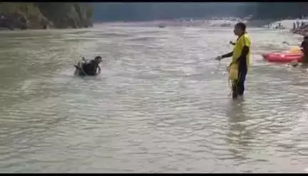 नरेन्द्रनगर: शिवपुरी में कुछ दिन पहले असम की युवति गायब हो गई थी, गंगा नदी में फूल छुट्टी के पास मिला शव