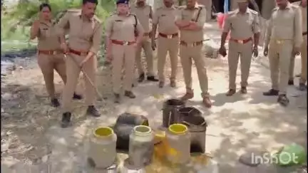 कलान: अविकारी विभाग ने कलान तहसील के कई स्थानों पर छापेमारी की, 15 लीटर अवैध कच्ची शराब और 200 लीटर लहन बरामद कर नष्ट किया