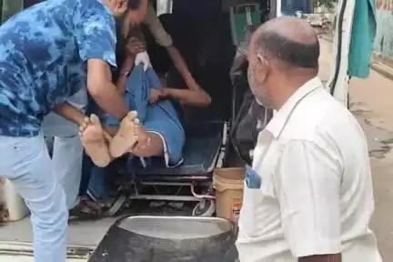 పుంగనూరు: ద్విచక్ర వాహనాన్ని ఢీకొన్న గుర్తుతెలియని కారు వ్యక్తికి గాయాలు