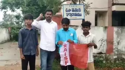 నారాయణ్​ఖేడ్: ఆర్టీసీ బస్సు చార్జీల పెంపు నిర్ణయాన్ని ఉపసంహరించుకోవాలని నారాయణఖేడ్లో ఏఐఎస్ఎఫ్ నిరసన
