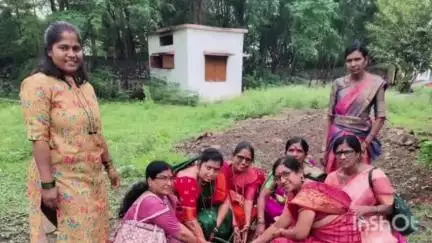 निलंगा: वटपौर्णिमेनिमित्त जिल्हा परिषद कन्या प्रशाला येथे महिला अधिकारी, कर्मचारी, महिला बचत गट वतीने २० वडांच्या झाडाची लागवड