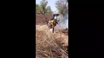 कैलारस: ग्राम नरसिंहपुरा में ईंधन व भूसे में अज्ञात कारणों के चलते लगी आग, हजारों रुपए का नुकसान