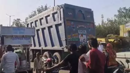नूह: पिनगवां पुलिस ने ओवरलोड डंपर पकड़ा, डंपर चालक के खिलाफ कार्रवाई जारी
