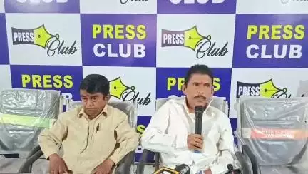 ఆర్మూర్: ఆర్మూర్ లోని ప్రెస్ క్లబ్ భవనంలో విలేకరుల సమావేశం నిర్వహించిన స్నేహ వైకల్య వెల్ఫేర్ సొసైటీ రాష్ట్ర అధ్యక్షుడు ప్రవీణ్