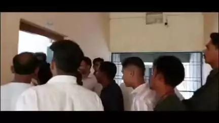 ବିଜେପୁର: ଗାଇସିଲେଟ ଠାରେ ଆଠ ହଜାର ଟଙ୍କା ଲାଞ୍ଚ ନେଉଥିବା ବେଳେ ଭିଜିଲାନ୍ସ ହାତରେ ଧରାପଡିଲେ କନିଷ୍ଠ ଯନ୍ତ୍ରୀ

Format : Avo
Location : Bijepur