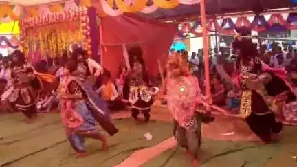 चक्रधरपुर: चक्रधरपुर के सेताहाका गांव में छऊ नृत्य का आयोजन हुआ, विधायक भी मौजूद रहे