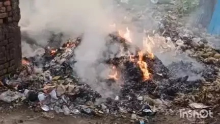 परसा: परसा दरोगा प्रसाद राय चौक के पास कचरे में लगी आग, धुएं से इलाका प्रभावित