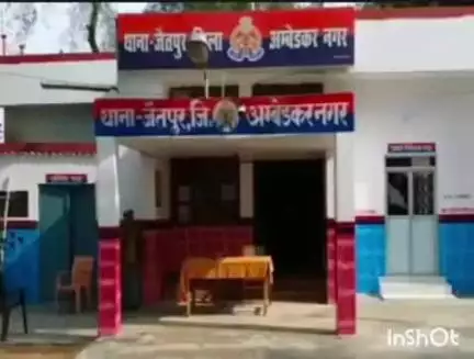 टांडा: जैतपुर थाना क्षेत्र के किशुनपुर कबिरहा स्थित ब्रह्मबाबा पर महिला से सोने की चेन छीनी,सीसीटीवी कैमरे में कैद हुई वारदात।