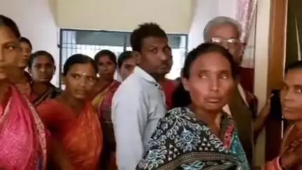 ବିଜେପୁର: ନାଥପାଲି ଠାରେ ପାନୀୟ ଜଳକୁ ନେଇ ବିଡ଼ିଓଙ୍କୁ ଘେରିଲେ ଲୋକେ #jansamasya