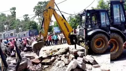 गोह: गोह बाजार में अतिक्रमणकारियों पर चला प्रशासन का बुलडोजर, हटाया गया अतिक्रमण, सीओ रहे मौजूद