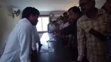ଭୋଗରାଇ: ଦେହୁର୍ଦ୍ଧା ଆମ ବସଷ୍ଟାଣ୍ଡ ରେ ଦୋକାନ ଗୃହ ନିଲାମ ବେଳେ ଅଧିକାରୀଙ୍କ ଉପସ୍ଥିତିରେ ଉତେଜନା, ସ୍ଥଗିତ ରଖିଲେ ପରିବହନ ଅଧିକାରୀ