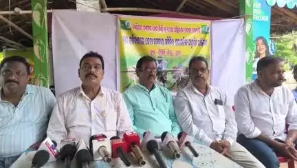 ପିପିଲି: ଧାନ ମଣ୍ଡି ଖୋଲିବା ଦାବିରେ ସେବାସମବାୟ ସମିତି ପକ୍ଷରୁ ତେଇଶିପୁର ସ୍ଥିତ ସେବାସମବାୟ ଠାରେ ସାମ୍ୱାଦିକ ସମ୍ମିଳନୀ ମତଦେଲେ ଜିଲ୍ଲାପରିଷଦ ସଭ୍ୟ