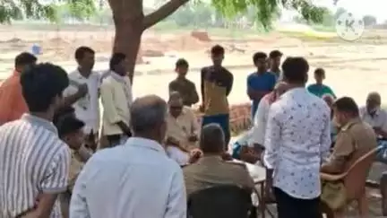 मार्टिनगंज: मार्टीनगंज तहसील क्षेत्र के गोठाव गांव में अवैध मस्जिद निर्माण को गांव में तनाव, मौके पर जांच में पहुंचे आलाधिकारी