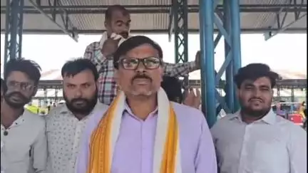 हरदा: मूंग खरीदी शुरू करने की मांग को लेकर हरदा और सिराली में किसान संघ का धरना, तहसीलदार को सौंपा ज्ञापन