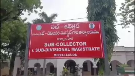 మిర్యాలగూడ: సబ్ కలెక్టర్ ఆఫీస్ ముందు డబుల్ బెడ్ రూమ్ ఇండ్ల లబ్ధిదారులు ఆందోళన,డ్రా ద్వారా ఎంపికైన వారికి ఇండ్లు అప్పగించాలని డిమాండ్