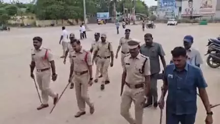పిఠాపురం: రైల్వే స్టేషన్ లో పోలీసులు తనిఖీలు, ప్రయాణికులకు సైబర్ నేరాలపై సీఐ శ్రీనివాస్ అవగాహన