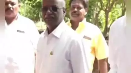 திண்டிவனம்: தைலாபுரம் தோட்டத்தில் பாமகவின் சமூக நீதி பேரவை தலைவராக இருந்த வழக்கறிஞர் பாலுவை நீக்கிவிட்டு அப்பேரவையின் தலைவராக கோபு என்பவரை பாமக நிறுவனர்
