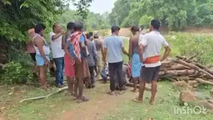 ରେଢାଖୋଲ: କଦଳିଗଡ ଗ୍ରାମରେ ମଲା ପରେ ମଧ୍ୟ ଶବକୁ ମିଳିଲା ନାହିଁ ଚାରି କାନ୍ଧ ପାଞ୍ଚ ଘଣ୍ଟା ପଡି ରହିଲା ଅସହାୟ ମହିଳାଙ୍କ ଶବ