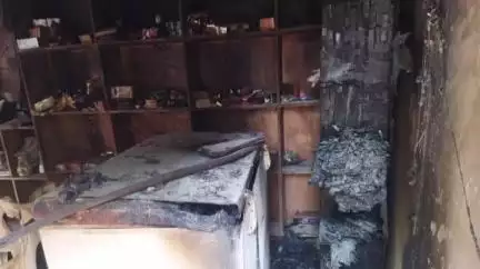 चरखारी: मिटलेनगंज दादी खुडा में किराना दुकान में आग लगने से करीब ढाई लाख का माल जलकर हुआ स्वाहा