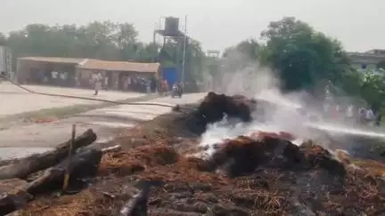 मोतिहारी: जिले के पहाड़पुर थाना क्षेत्र के परसौनी वार्ड नंबर दो में बिजली के शॉर्ट सर्किट से हुए आगलगी में पुआल का पूंज जला