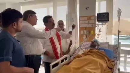 रायपुर: डिप्टी सीएम विजय शर्मा अस्पताल पहुंचे, घायल जवानों से की मुलाकात
