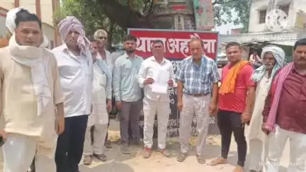 फूलपुर: अभयपुर बघोजा गांव में 25 साल से लगे खड़ंजे के एक व्यक्ति द्वारा उखाड़ कर कराया जा रहा है शौचालय का निर्माण