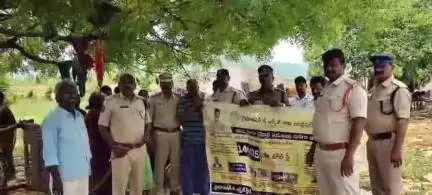 గిద్దలూరు: కొమరోలు మండలం ముత్రాసు పల్లి గ్రామంలో నాటు సార నిర్మూలనపై ప్రజలకు అవగాహన కల్పించిన ఎక్సైజ్ అధికారులు, పోలీసులు