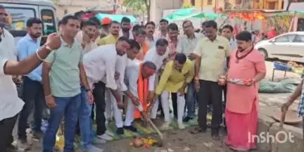 गंधवानी: बालवारी हनुमान मंदिर में ₹12 लाख की लागत से पेवर्स निर्माण कार्य का जिला पंचायत अध्यक्ष ने किया भूमि पूजन