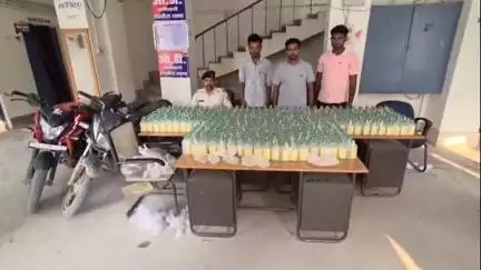 मोतिहारी: जिले के लखौरा थाना क्षेत्र से पुलिस नेपाली कस्तूरी व देशी चुलाई शराब के साथ 03 अभियुक्तों को किया गिरफ्तार