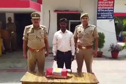 सहावर: नगला अंधा के युवक को अवैध शराब के 18 पाउच के साथ किया गया गिरफ्तार