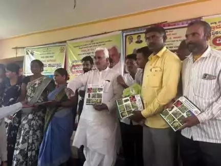 ಬೀಳಗಿ: ನಾಗರಾಳ ಗ್ರಾಮದಲ್ಲಿ ಫಲಾನುಭವಿಗಳಿಗೆ ಹಕ್ಕು ಪತ್ರ ವಿತರಣೆ,ರೈತರಿಗೆ ಬೀಜ ವಿತರಿಸಿದ ಶಾಸಕ ಜೆ.ಟಿ.ಪಾಟೀಲ್