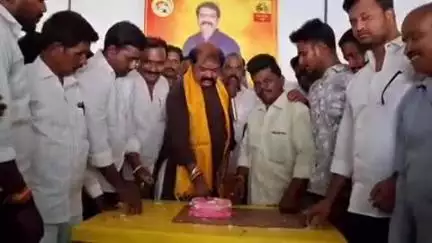 గుంతకల్లు: గుత్తిలో ఘనంగా సినీ నటుడు, ఎమ్మెల్యే బాలకృష్ణ జన్మదిన వేడుకలు, కేక్ కట్ చేసిన ఎమ్మెల్యే గుమ్మనూరు జయరామ్